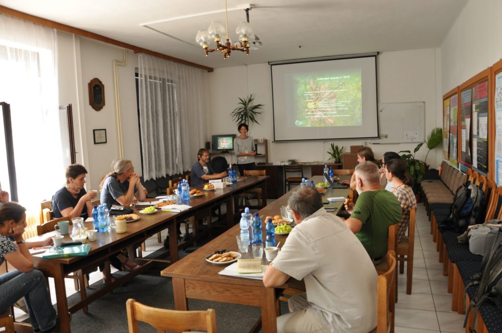 Jednání probíhalo v zasedací místnosti Botanického ústavu, v.v.i. 